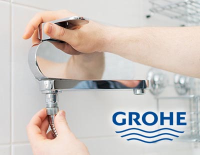 установка настенного смесителя Grohe в душевую кабину